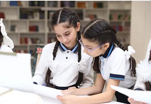 Qızların məktəbdə sırğa taxması qadağan edilir? 