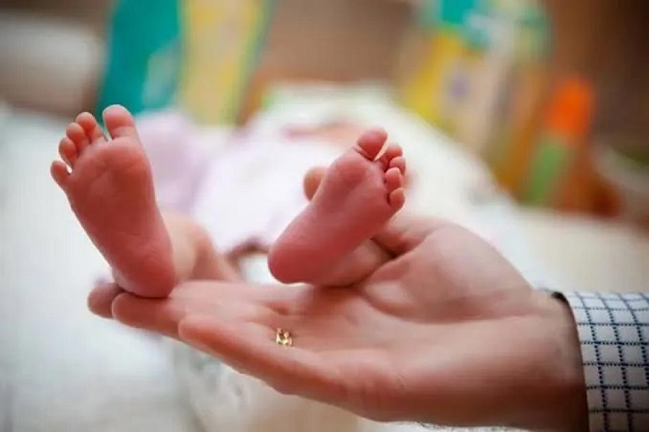 Ana yeni doğulan körpəsini zibil qutusuna