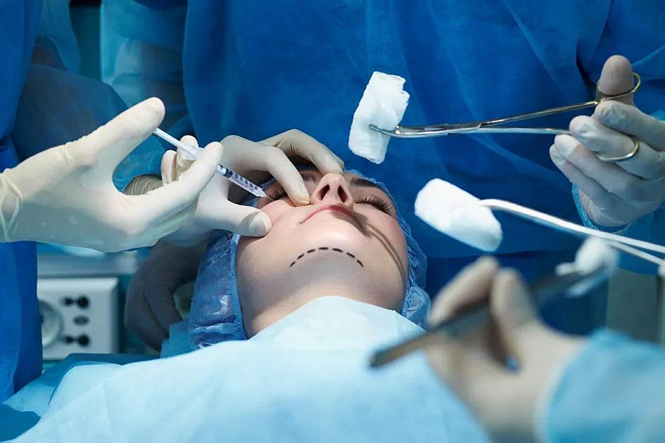 Azərbaycanda fəaliyyətinə icazə verilən plastik cərrahların sayı artıb