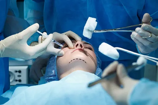 Azərbaycanda fəaliyyətinə icazə verilən plastik cərrahların sayı artıb