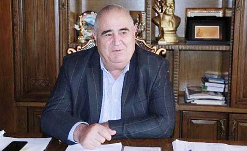 İsfəndiyar Axundov və oğlu kredit borcunu gecikdirib -