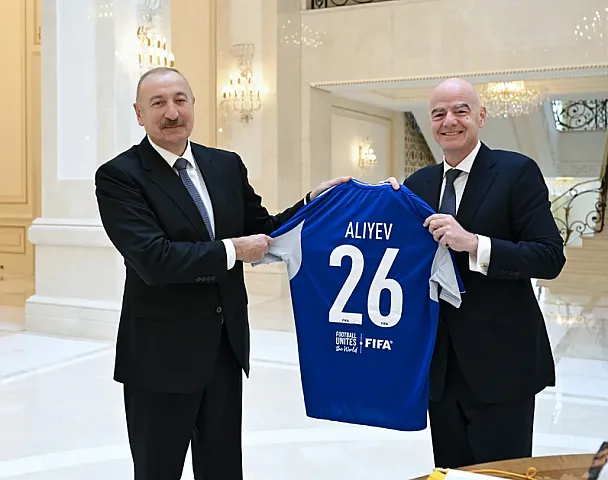 FIFA prezidenti İlham Əliyevə forma və top hədiyyə etdi