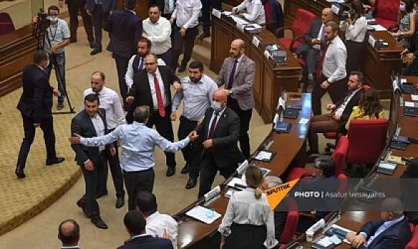 Ermənistan parlamentində əlbəyaxa dava - 