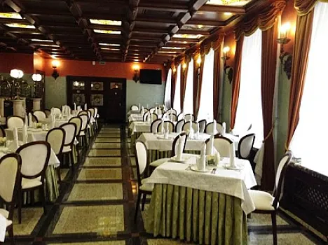 AQTA əməkdaşlarını restorana buraxmadı, 
