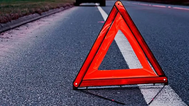 Şüvəlanda avtobusla minik maşını toqquşub,