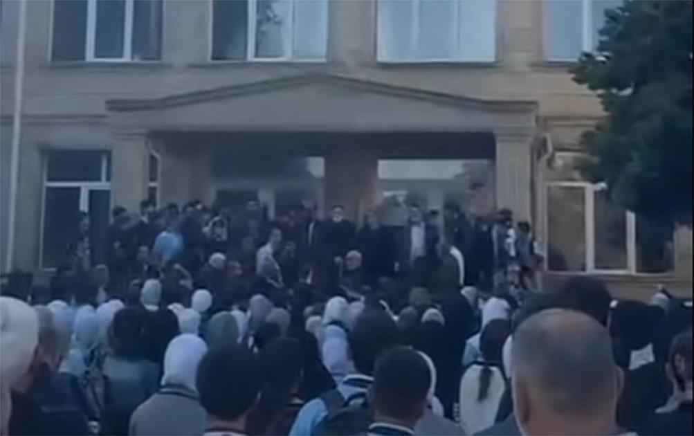 Məktəbli forması ilə bağlı qaydalara etiraz edən 