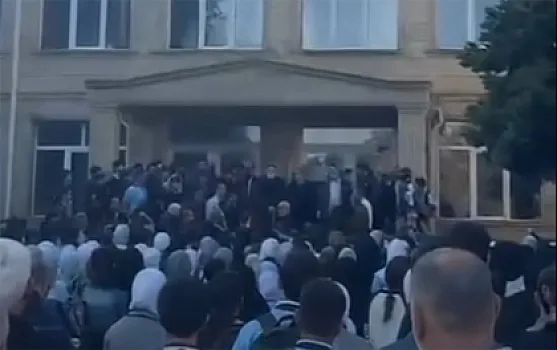 Məktəbli forması ilə bağlı qaydalara etiraz edən 