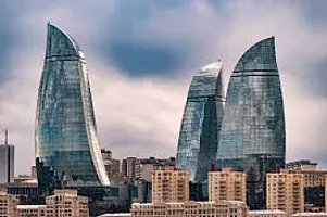 Bakıda eyvanlar arasında köməksiz vəziyyətdə qalan şəxs 