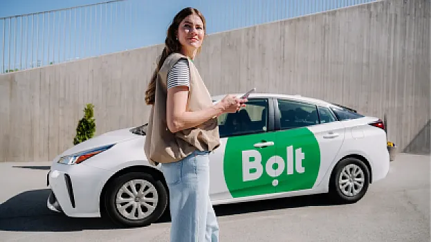 “Bolt” taksisində təhdid edilən xanım özünü maşından atdı