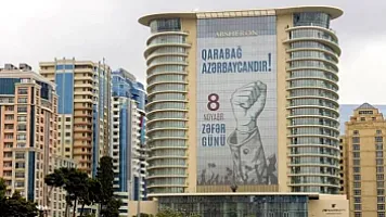 İlham Əliyev Bakıda keçirilən hərbi paradda
