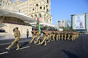 Paradda 5 mindən çox şəxsi heyət