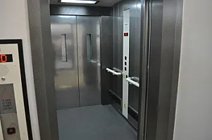 Bakıda liftdə qalan şəxslər