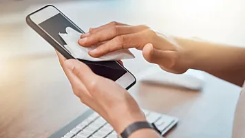 Barmaq izlərindən xilas olun: Telefon ekranı necə təmizlənir?