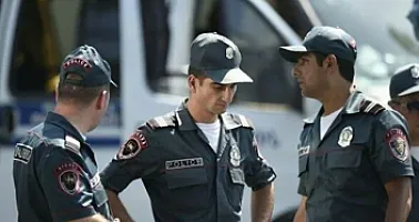 İrəvanda silahlı şəxs banka 