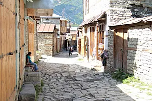 Lahıc və Basqalda tarixi küçələr bərpa olunur