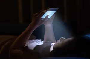 Yatmazdan əvvəl smartfondan istifadə ürək xəstəliyi riskini artırır-