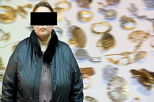 Dayə kimi çalışdığı evdən 60 min manatlıq qızıl oğurladı