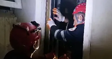Liftdə qalan şəxslər 