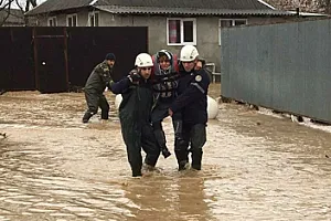 Qəsəbələri su basdı, azyaşlı yaralandı