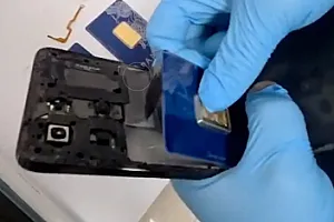 Mobil telefonda gizlədilmiş qızıl külçələr aşkarlandı