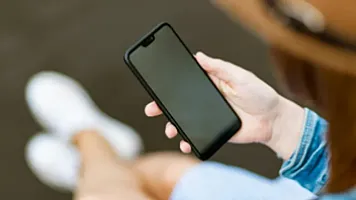 Smartfonu bir əllə istifadə etmək sağlamlıq üçün təhlükə yaradır