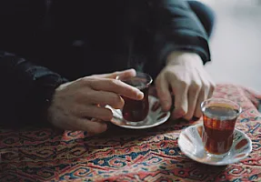 Kişilər niyə çayı pəhrizlərindən dərhal çıxarmamalıdır?