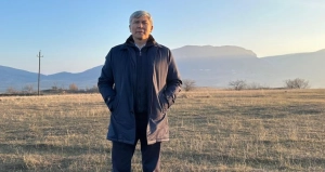 Qırğızıstanlı   səfirin   Ağdamda səmimi görüntüləri: Bulaqdan su içdi,şəhidlərin ruhuna dualar  oxudu   —   