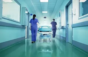 Sərnişin avtobusu ana və övladını