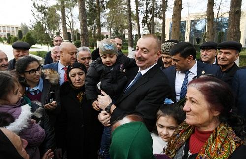 Prezident və xanımı Ağdamda sakinlərlə görüşdülər