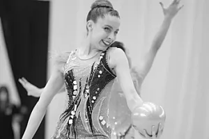18 yaşlı gimnast