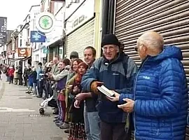 250-dən çox könüllü kitab mağazasını bir saatda köçürdü