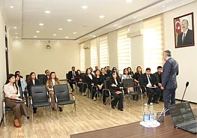 Vəkillər Kollegiyasının sədri ədliyyə orqanlarına qəbul olunan şəxslərə icbari tədris keçib