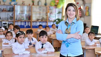 Bakıda müəllimlər 1000 manatdan çox maaş alırlar –