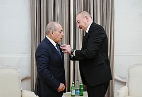 İlham Əliyev Yaqub Eyyubova “İstiqlal” ordenini təqdim edib