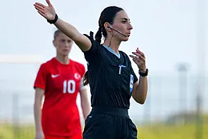 Azərbaycanın qadın FIFA referisi 