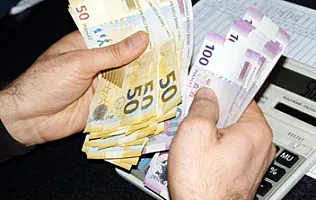 Pensiyalarla bağlı  