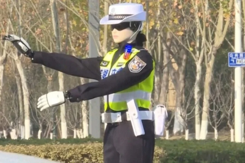 Çində robot yol polisləri fəaliyyətə 