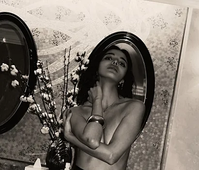 Model Səmra Hüseynova sanitar qovşağından “18+”