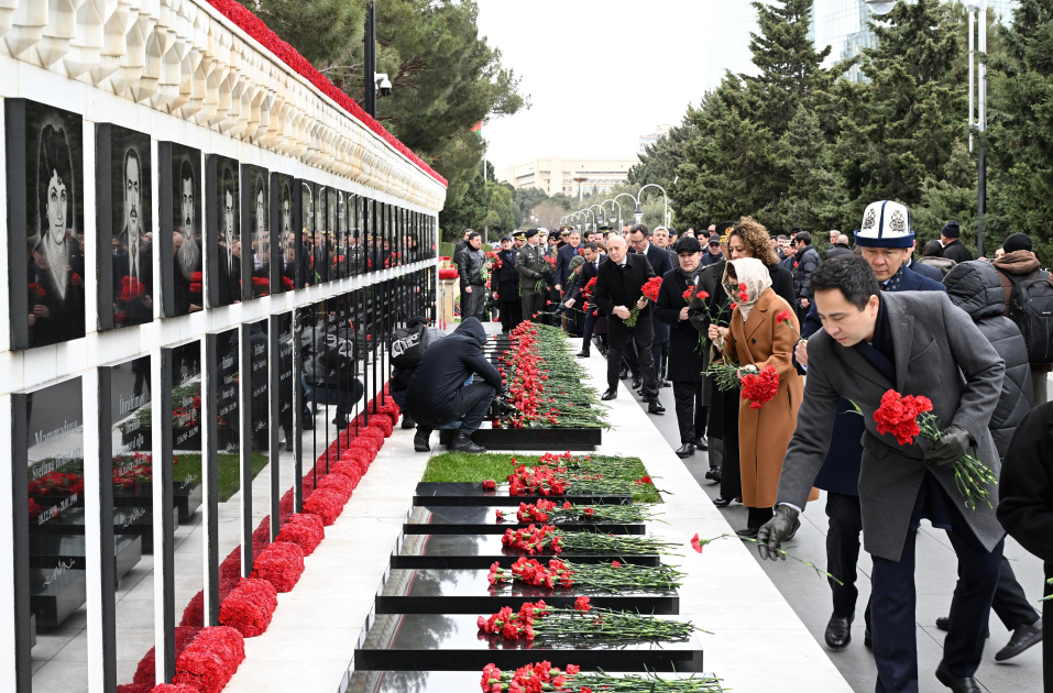 Diplomatlar Şəhidlər xiyabanını ziyarət ediblər