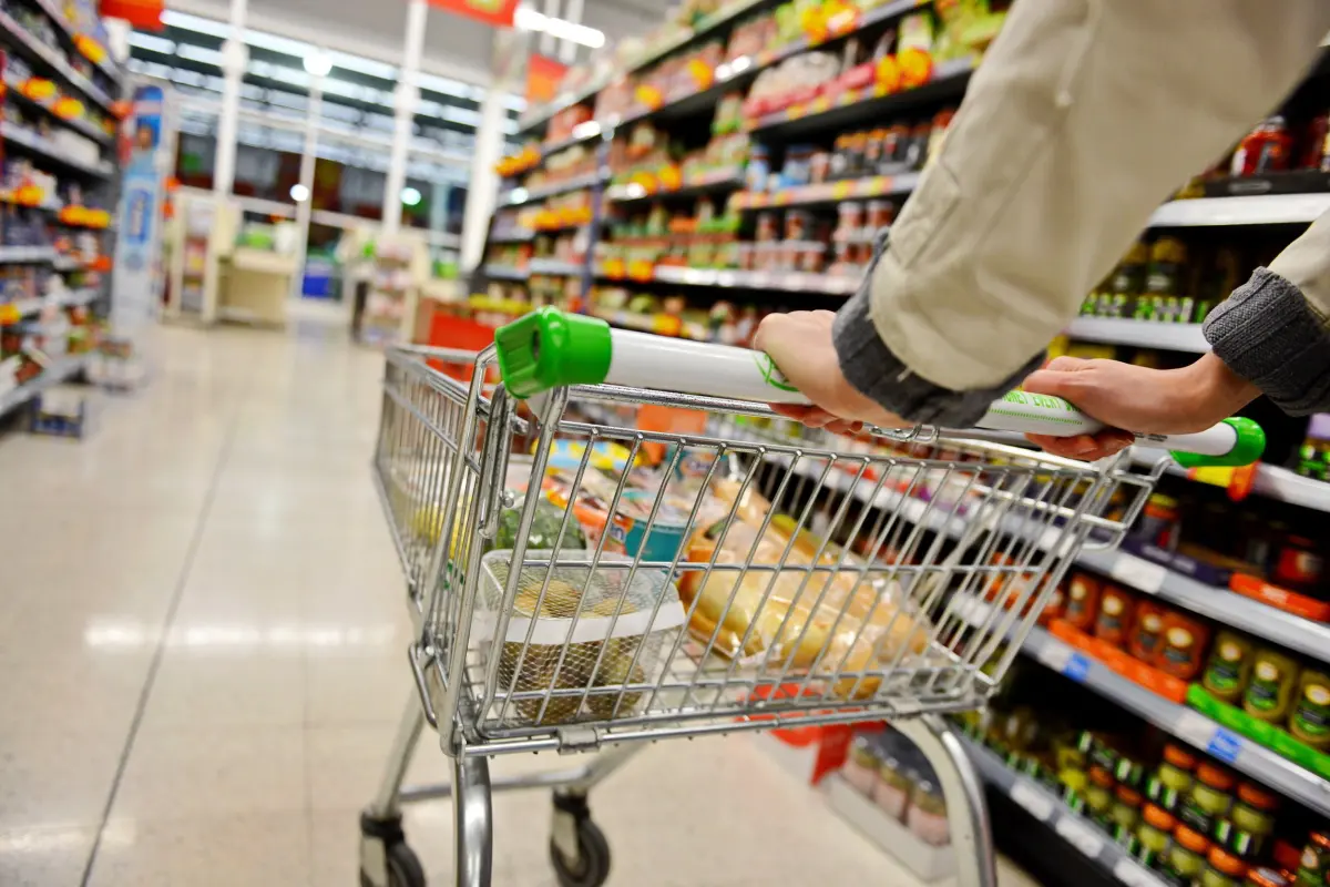 3 aya marketdən 7 minlik məhsul oğurladı