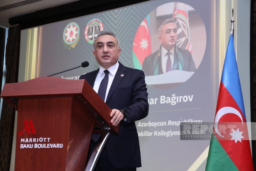 Azərbaycanda nümayəndəlik institutu məhdudlaşdırılandan sonra Vəkillər Kollegiyasının üzvü olmayan şəxslər tərəfindən vəkil adından qanunsuz istifadə hallarına daha çox rast gəlinir.  "Report" xəbər verir ki, bunu Vəkillər Kollegiyasının sədri Anar Bağırov qurum üzvlərinin bu gün keçirilən konfransında deyib.  O bildirib ki, əksər hallarda həmin şəxslər fəaliyyət göstərdikləri ünvanlarda "vəkil", "vəkil bürosu", "vəkil xidmətləri" kimi adlardan reklam olaraq istifadə edirlər. Belə halların qarşısının alınması məqsədilə qanunvericiliyə edilən yeni dəyişikliklərdə vəkillərin müstəsna fəaliyyəti ilə bağlı anlayışların qeyri-vəkillər tərəfindən istifadə edilməsi qadağan olunub:  "Bu dəyişiklikdən irəli gələrək İnzibati Xətalar Məcəlləsinin müvafiq maddəsinə dəyişiklik edilib və vəkil adından qanunsuz istifadə ilə bağlı normalar təkmilləşdirilib. Digər mühüm dəyişikliklərdən biri isə "Vəkillər və vəkillik fəaliyyəti haqqında" qanunda intizam pozuntusuna yol verən vəkillərə münasibətdə tətbiq olunan intizam tənbehi tədbirlərinin seçilməsi zamanı konkret meyarların müəyyən olunmasıdır. Həmçinin vəkillərin intizam icraatı proseduruna da yeniliklər edillb".