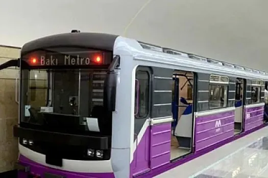 Bakı metrosunun köhnə qatarları yeniləri ilə 