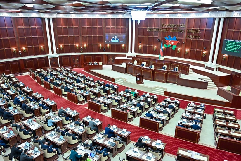 Milli Məclisin bələdiyyələrin illik hesabatına baxır