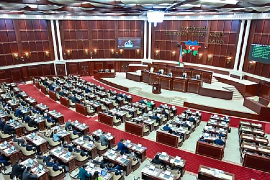 Milli Məclisin bələdiyyələrin illik hesabatına baxır