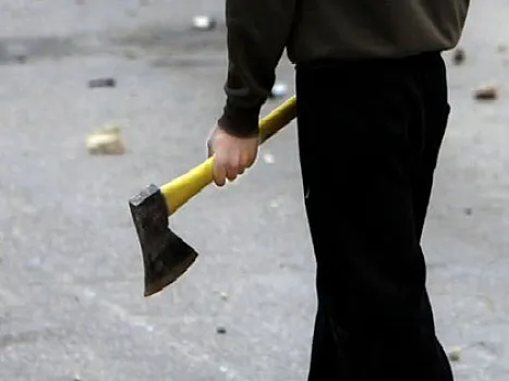 Azərbaycanda 38 yaşlı kişi uşaqlara balta ilə 