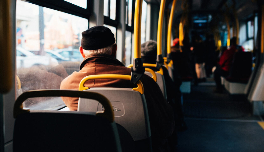Zavod işçisi avtobusda 