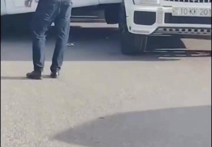 Bakıda bahalı QƏZA: Avtobus 2 lüks avtomobilin arasında qaldı - 