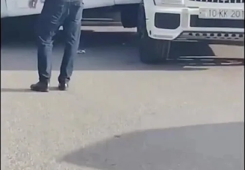 Bakıda bahalı QƏZA: Avtobus 2 lüks avtomobilin arasında qaldı - 