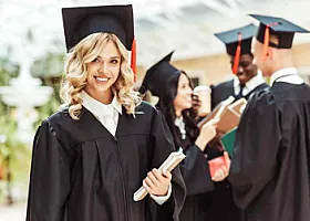 Taylandda duyğulandıran məzuniyyət anı: Bacı diplomunu qardaşına həsr etdi