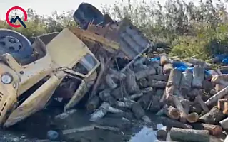Odunla dolu yük maşını aşdı - 